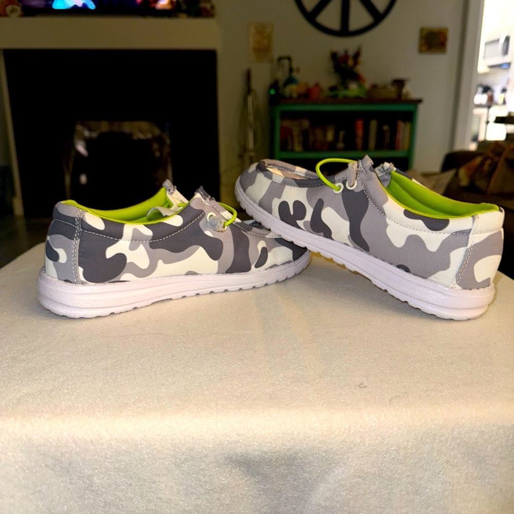 Bass Pro brand boys size 4 slip on camo shoe